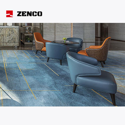 Muebles ligeros del vestíbulo del hotel de estilo lujoso, con cuatro sillas de ocio y mesa de café