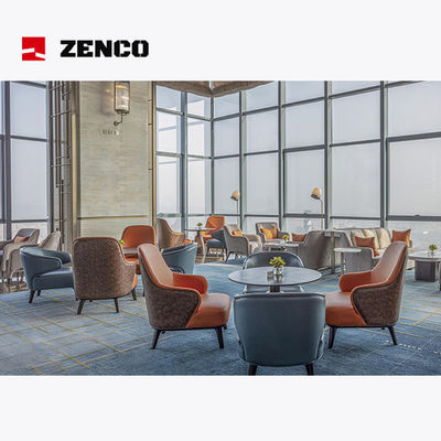Muebles ligeros del vestíbulo del hotel de estilo lujoso, con cuatro sillas de ocio y mesa de café