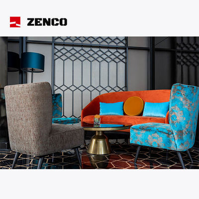 Muebles del vestíbulo del hotel con sofá de tela, silla de estar, mesa de café