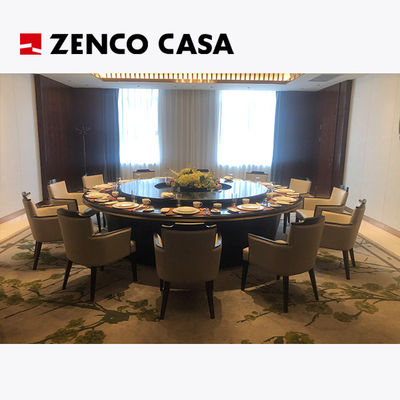 Mesa de comedor eléctrica con sillas de cuero para 12 en el restaurante del hotel