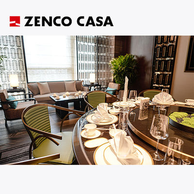 Los muebles del hotel incluyen una mesa redonda con mesa giratoria y sillas de comedor.