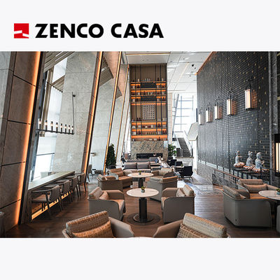 El conjunto de muebles del salón del hotel incluye 2 sillas individuales con mesa de café