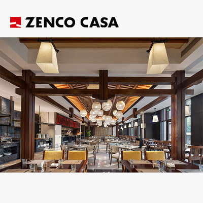 Los muebles del hotel incluyen mesa y sillas de estilo moderno.