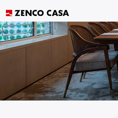 Muebles de la sala de reuniones del hotel con mesa larga y silla de rattan