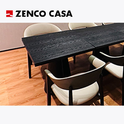El conjunto de muebles de la sala de reuniones del hotel incluye una mesa de madera maciza y sillas de ocio