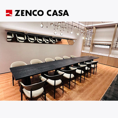 El conjunto de muebles de la sala de reuniones del hotel incluye una mesa de madera maciza y sillas de ocio
