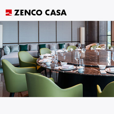 Los muebles del restaurante del hotel incluyen una mesa redonda giratoria de mármol y sillas de cuero verde