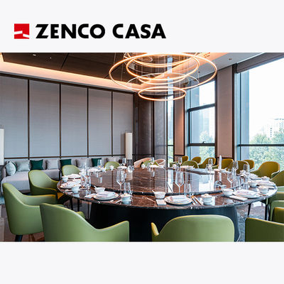 Los muebles del restaurante del hotel incluyen una mesa redonda giratoria de mármol y sillas de cuero verde