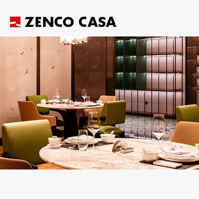 Los muebles de los hoteles y restaurantes incluyen mesas redondas de mármol y sillas de cuero