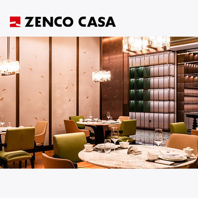 Los muebles de los hoteles y restaurantes incluyen mesas redondas de mármol y sillas de cuero