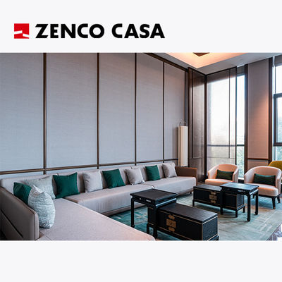 Los muebles de la zona de ocio del hotel incluyen un sofá en forma de L, una mesa de café y un área de estar