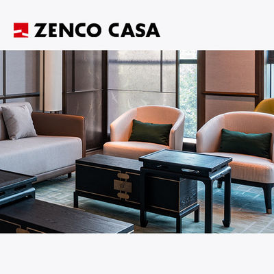 Los muebles de la zona de ocio del hotel incluyen un sofá en forma de L, una mesa de café y un área de estar
