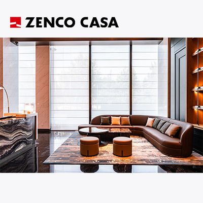El conjunto de muebles del hotel incluye sofás de cuero y mesas de café de mármol