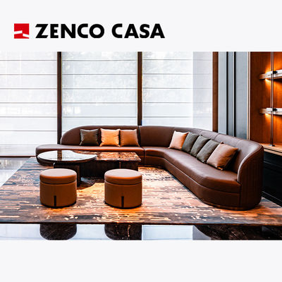 El conjunto de muebles del hotel incluye sofás de cuero y mesas de café de mármol