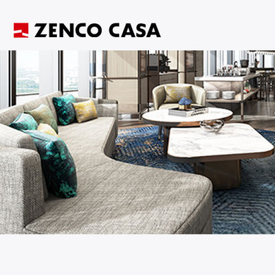 El conjunto de muebles del salón ejecutivo del hotel incluye un sofá de tela y una mesa de café.