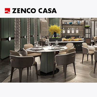 El conjunto de muebles del hotel incluye silla de cuero y mesa redonda de mármol.