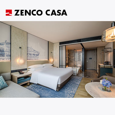 El conjunto de muebles del dormitorio del hotel incluye cama de madera sólida y minibar moderno.
