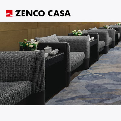 El conjunto de muebles de la sala de reuniones del hotel con mesa de café y silla de ocio
