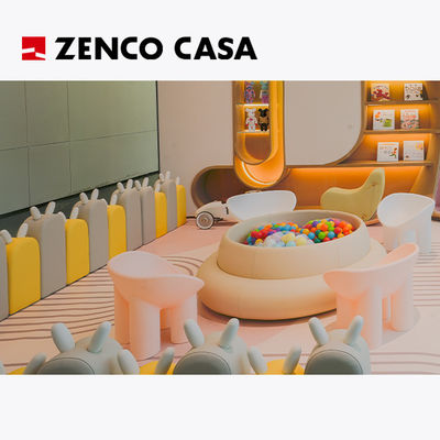Muebles para el área de juegos de niños con taburetes y sillas de colores