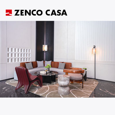 Muebles del vestíbulo del hotel, incluidos el sofá en forma de L y la silla única en forma de cristal rojo de acero