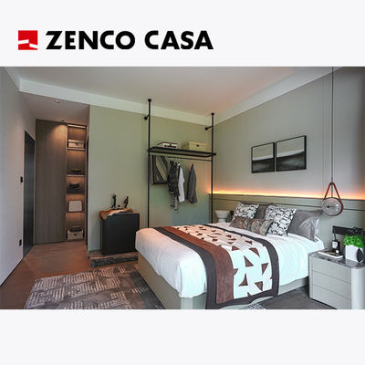 Apartamento de lujo con cama de madera sólida y mesita de noche de cuero