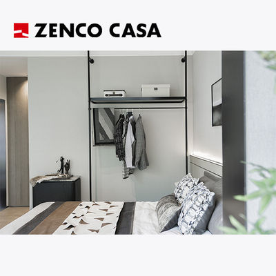 Apartamento de lujo con cama de madera sólida y mesita de noche de cuero
